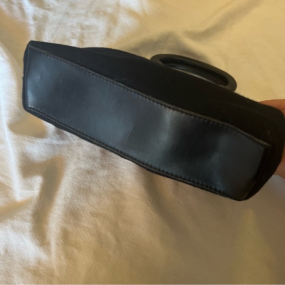 Beautiful black floral embroidered hand bag. Round handles - Picture 5 of 12